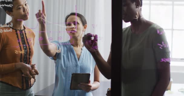 Pengalih Perhatian Pengusaha Wanita Berdiri Atas Papan Kaca Brainstorming Kantor — Stok Video