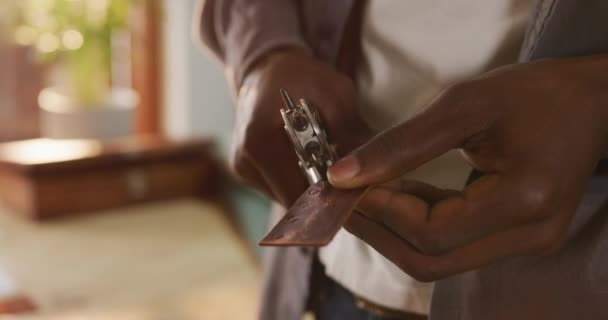 Руки Африканского Американского Ремесленника Используют Инструменты Сделать Дыру Кожаной Мастерской — стоковое видео
