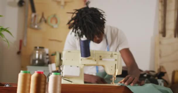 Сосредоточен Африканском Ремесленнике Дредами Использующем Швейную Машинку Кожаной Мастерской Независимый — стоковое видео