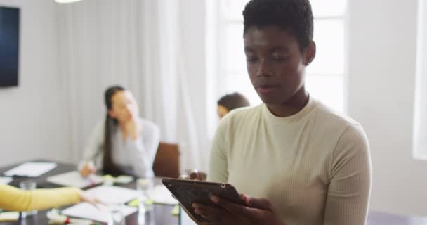 Glückliche Afrikanisch Amerikanische Geschäftsfrau Die Büro Steht Und Die Kamera — Stockvideo