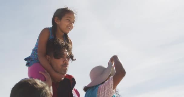 Закрыть Счастливую Латиноамериканскую Мать Отца Сына Дочь Гуляющих Пляжу Семейные — стоковое видео