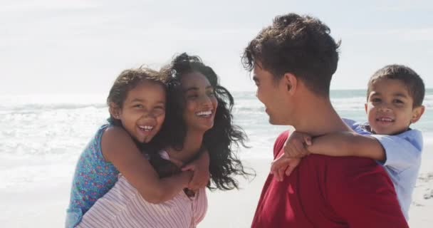 Портрет Щасливих Іспаномовних Батьків Носять Дітей Скарбничці Пляжі Сімейні Канікули — стокове відео