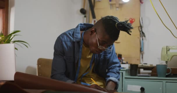 Artisan Afro Américain Réfléchi Portant Des Lunettes Prenant Des Notes — Video