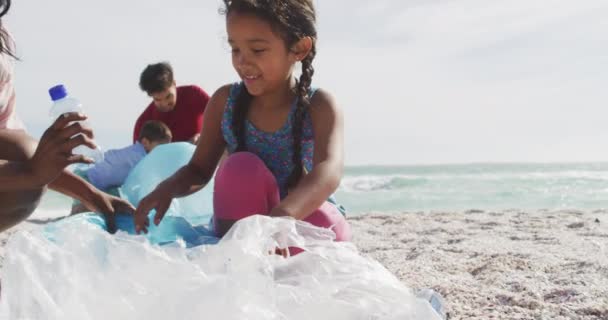 Šťastná Hispánská Rodina Sbírá Odpadky Pláži Eko Ochrana Dobrovolníci Úklid — Stock video