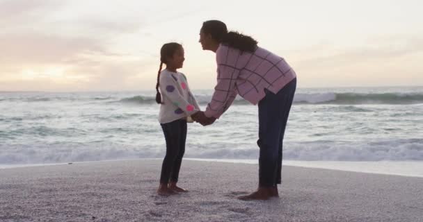 Glückliche Hispanische Mutter Küsst Tochter Strand Bei Sonnenuntergang Familienurlaub Freizeit — Stockvideo