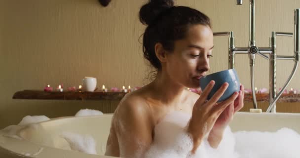 Relajada Mujer Birracial Acostada Baño Con Espuma Beber Café Belleza — Vídeos de Stock