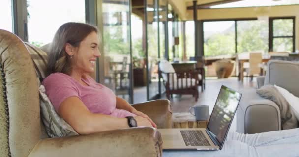 快乐的高加索孕妇坐在扶手椅上 在笔记本电脑上看有趣的东西 技术和在家里度过的时间 — 图库视频影像