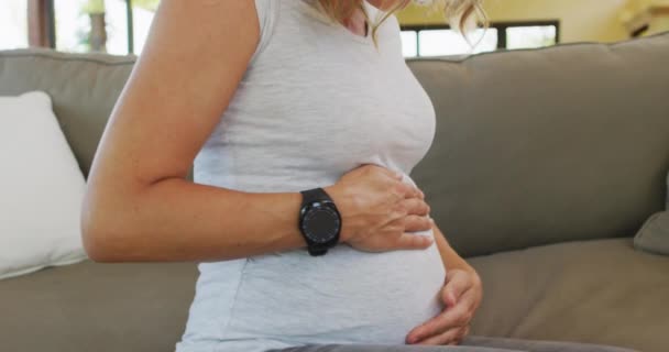 Mujer Caucásica Feliz Tocando Vientre Mirando Yeso Después Vacunación Embarazo — Vídeos de Stock