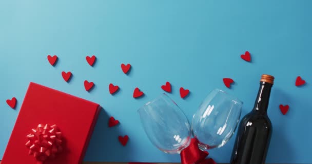Presente Corações Copos Vinho Fundo Azul Dia Dos Namorados Dia — Vídeo de Stock