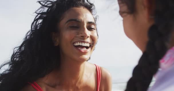 Щаслива Іспаномовна Мати Наносить Сонячний Крем Обличчя Дочки Пляжі Сімейні — стокове відео