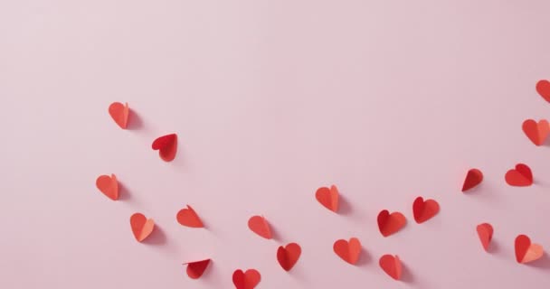 Rode Papieren Hartjes Roze Achtergrond Valentijnsdag Valentijnsdag Liefde Feest Concept — Stockvideo