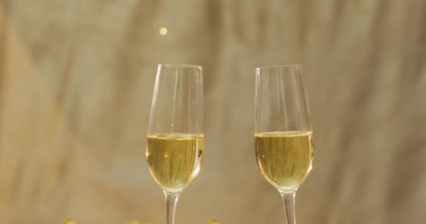 Champagne Glas Och Konfetti Grön Bakgrund Nyårsafton Nyår Nyårsfest Festligheter — Stockvideo