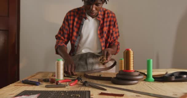 Artisan Afro Américain Concentré Utilisant Des Outils Pour Fabriquer Une — Video