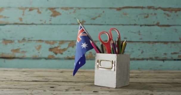 Bandera Australiana Con Estrellas Rayas Con Artículos Escolares Sobre Mesa — Vídeo de stock
