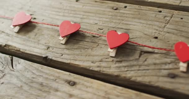 Corazones Papel Rojo Sobre Fondo Madera Día San Valentín Día — Vídeo de stock