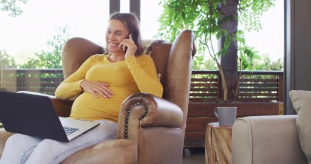 Mujer Embarazada Caucásica Feliz Sentado Sillón Teniendo Llamada Telefónica Uso — Vídeo de stock