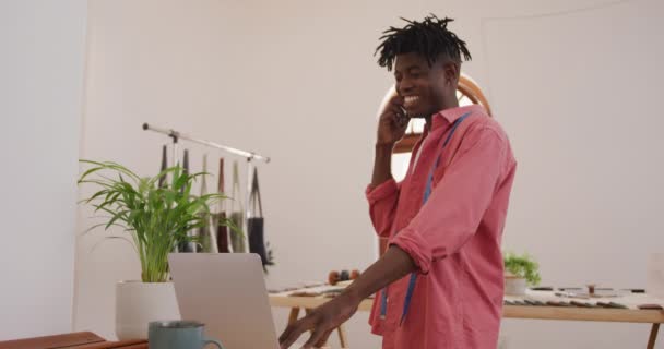 Szczęśliwy Afrykański Rzemieślnik Dredami Wykonujący Telefon Korzystający Laptopa Warsztacie Niezależny — Wideo stockowe