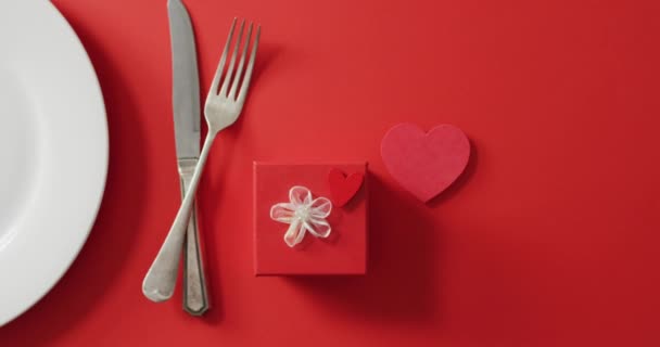 Assiette Couverts Avec Cadeau Sur Fond Rouge Saint Valentin Saint — Video