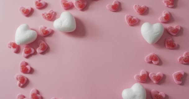 Doces Forma Coração Fundo Rosa Dia Dos Namorados Dia Dos — Vídeo de Stock