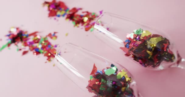 Champagne Glazen Met Confetti Roze Achtergrond Oudejaarsavond Nieuwjaar Oudejaarsavondfeest Festiviteit — Stockvideo