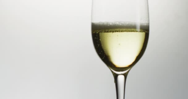 Бокал Шампанского Белом Фоне Канун Нового Года Новый Год Новогодняя — стоковое видео