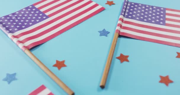 Banderas Americanas Con Estrellas Rojas Azules Sobre Fondo Azul Patriotismo — Vídeos de Stock