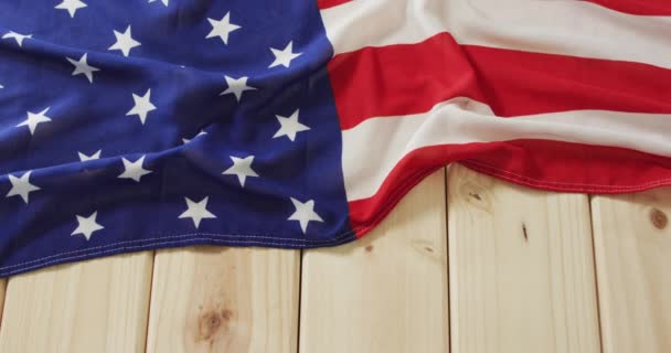 星とストライプが木製の背景に横たわっているアメリカの旗を砕いた 愛国心とお祝いの概念 — ストック動画