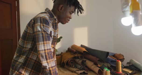 Artisan Afro Américain Travaillant Dans Atelier Cuir Souriant Caméra Petit — Video