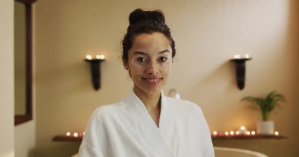 Retrato Mujer Birracial Feliz Bata Pie Baño Mirando Cámara Belleza — Vídeos de Stock