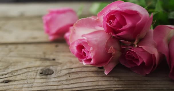 Boeket Van Roze Rozen Houten Achtergrond Valentijnsdag Valentijnsdag Liefde Feest — Stockvideo