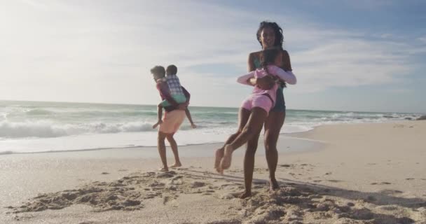 Szczęśliwi Latynoscy Rodzice Bawiący Się Dziećmi Plaży Słońcu Rodzinne Wakacje — Wideo stockowe