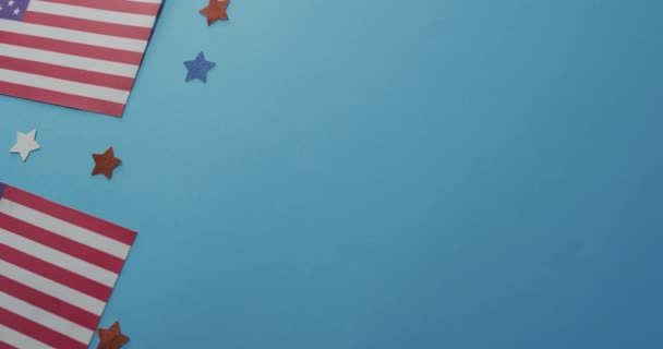 青い背景に赤と青の星が描かれたアメリカ国旗 愛国心とお祝いの概念 — ストック動画