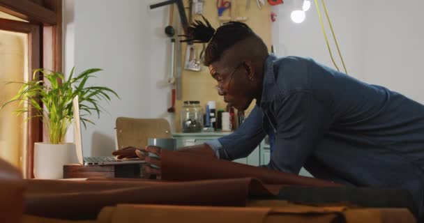 Artisan Afro Américain Concentré Portant Des Lunettes Buvant Café Dans — Video