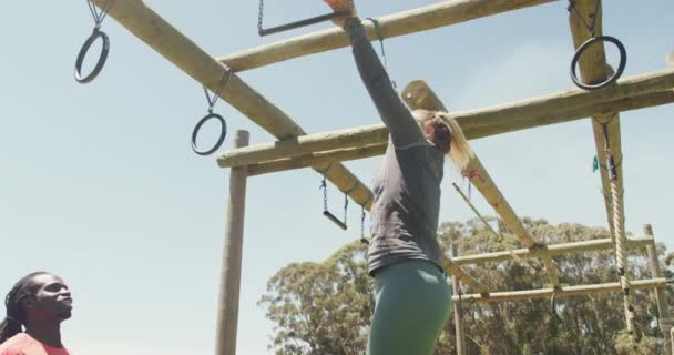 Fit Mulher Caucasiana Caindo Bares Curso Obstáculos Ajudado Por Colega — Vídeo de Stock