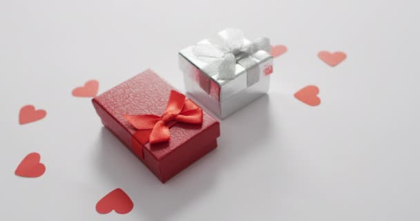 バレンタインデーにピンクの背景に紙の心と贈り物 バレンタインデー愛とお祝いのコンセプト — ストック動画