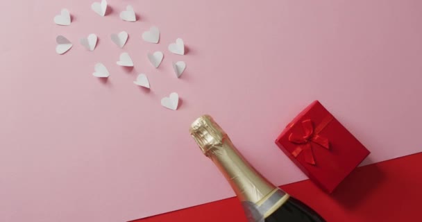 Подарок Шампанское Розовые Сердечки Розовом Фоне День Святого Валентина День — стоковое видео