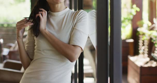 Ragionevole Donna Biraciale Piedi Alla Finestra Guardando Fuori Stile Vita — Video Stock