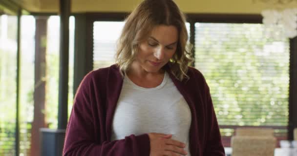 Retrato Mujer Embarazada Caucásica Feliz Tocando Vientre Mirando Cámara Embarazo — Vídeos de Stock