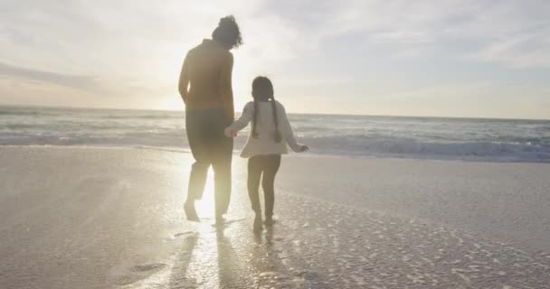 Vista Trasera Madre Hija Hispanas Caminando Playa Atardecer Vacaciones Familiares — Vídeo de stock