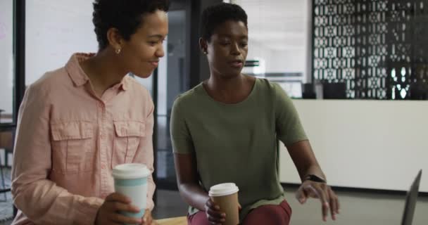 Twee Gelukkige Diverse Zakenvrouwen Met Koffie Die Samenwerken Het Kantoor — Stockvideo
