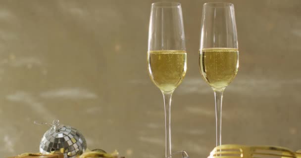 Champagne Glas Och Dekorationer Grön Bakgrund Nyårsafton Nyår Nyårsfest Festligheter — Stockvideo