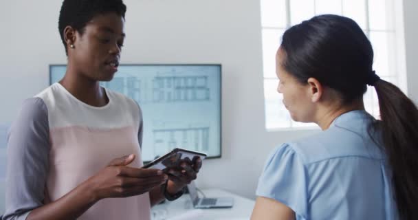 Duas Empresárias Diversas Trabalhando Conversando Escritório Negócio Criativo Independente Trabalhando — Vídeo de Stock