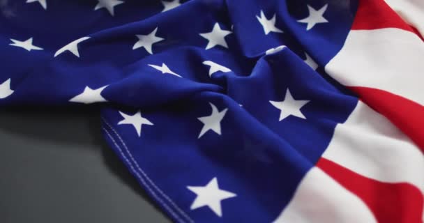 Gekromde Amerikaanse Vlag Met Sterren Strepen Grijze Achtergrond Patriottisme Viering — Stockvideo