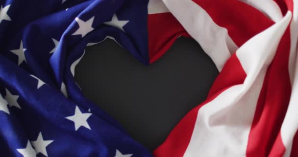 Bandiera Americana Stropicciata Forma Cuore Stelle Strisce Distese Sfondo Grigio — Video Stock