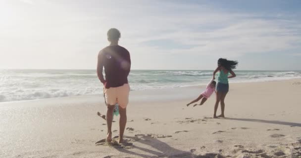 Pais Hispânicos Felizes Brincando Com Crianças Praia Sol Férias Família — Vídeo de Stock