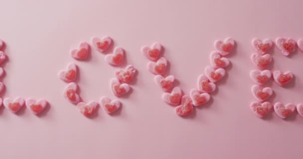 Texto Amor Doces Forma Coração Fundo Rosa Dia Dos Namorados — Vídeo de Stock