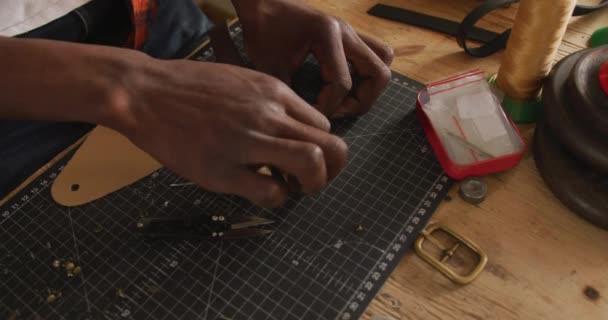 Ręce Afrykańskiego Rzemieślnika Przygotowującego Pas Warsztacie Skórzanym Niezależny Rzemieślnik Małych — Wideo stockowe