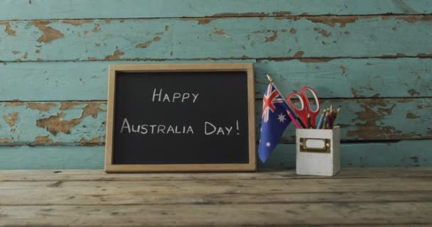 Glad Australiedagstext Och Australiensisk Flagga Med Stjärnor Och Skolartiklar Träbord — Stockvideo
