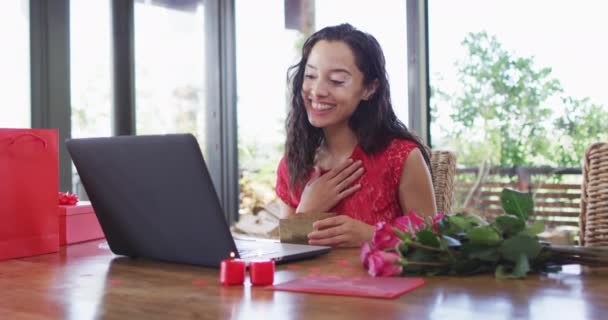 Gelukkige Biracial Vrouw Maakt Valentijnsdag Video Gesprek Laptop Het Verzenden — Stockvideo