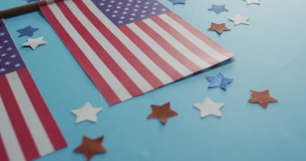Amerykańskie Flagi Czerwonymi Niebieskimi Gwiazdami Leżącymi Niebieskim Tle Patriotyzm Koncepcja — Wideo stockowe